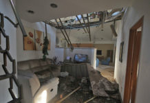 Rocket hits kindergarten playground, no one hurt Damage caused to Ashkelon home (Photo: Avi Rokach)
