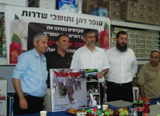 Minister Eli Yishai visits with Sderot small businesses