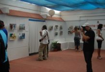 Children photographing “Shotetut” (“Loitering”)